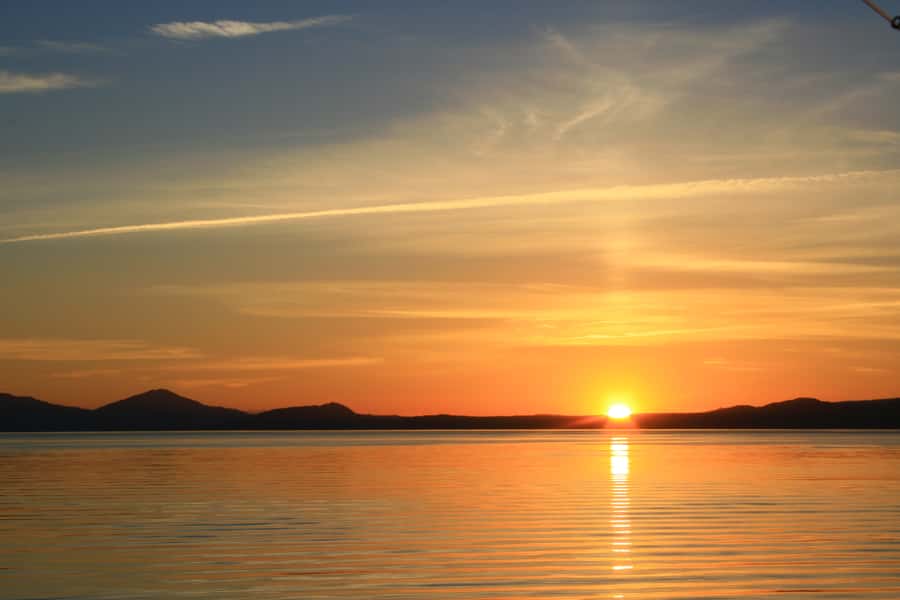 Lake Taupo: 1.5-Hour Maori Rock Carvings 5:00 PM Cruise - Reaching the Māori Rock Carvings by boat