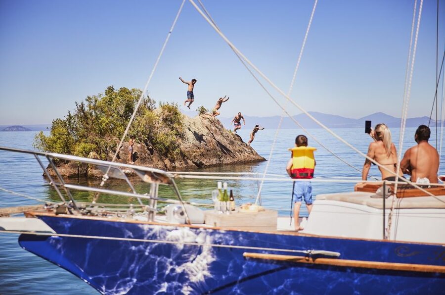 Lake Taupo: Sailboat Trip to the Maori Rock Carvings - Reaching Ngātoroirangi and getting the best view