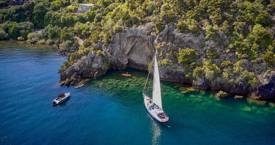 Lake Taupo: Sailboat Trip to the Maori Rock Carvings - Setting out across Lake Taupō