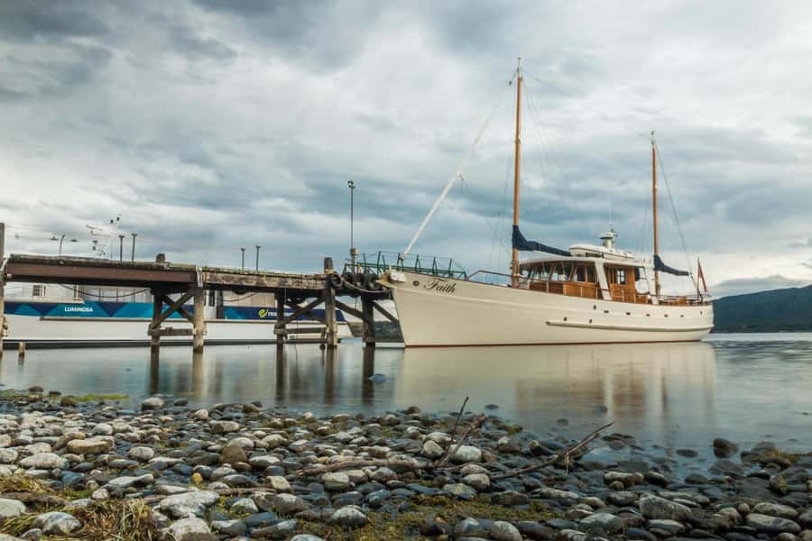 Lake Te Anau: 3-Hour Boat Cruise with Guided Walk - Canapés and drinks in a quiet cove