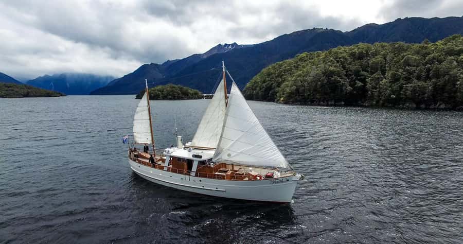 Lake Te Anau: 3-Hour Boat Cruise with Guided Walk - What to wear and what to expect from the weather