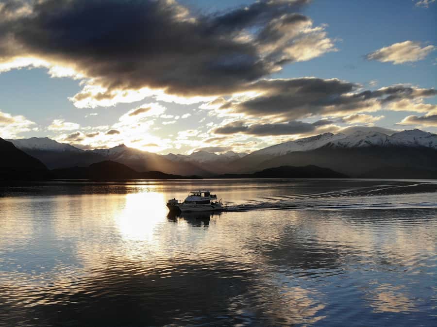 Lake Wanaka Happy Hour Cruise - Choosing the best time for light and atmosphere