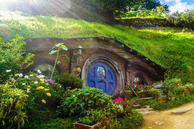 Luxury Small group tour from Auckland to Hobbiton Movie Set - Lunch, snacks, WiFi, and the real value of $775.72