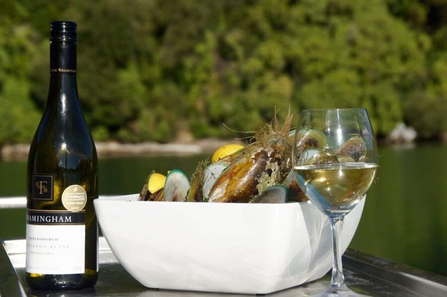 Marlborough Sounds: Greenshell Mussel Cruise - A drink from the licensed bar