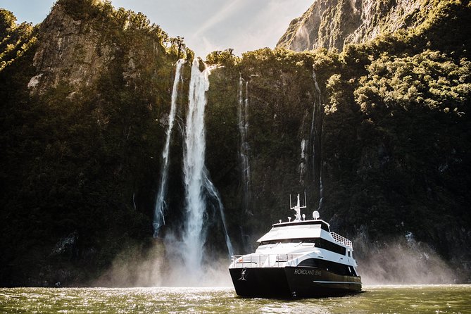 Milford Sound Overnight Cruise Fiordland Jewel - Cruising the fiord aboard the Fiordland Jewel