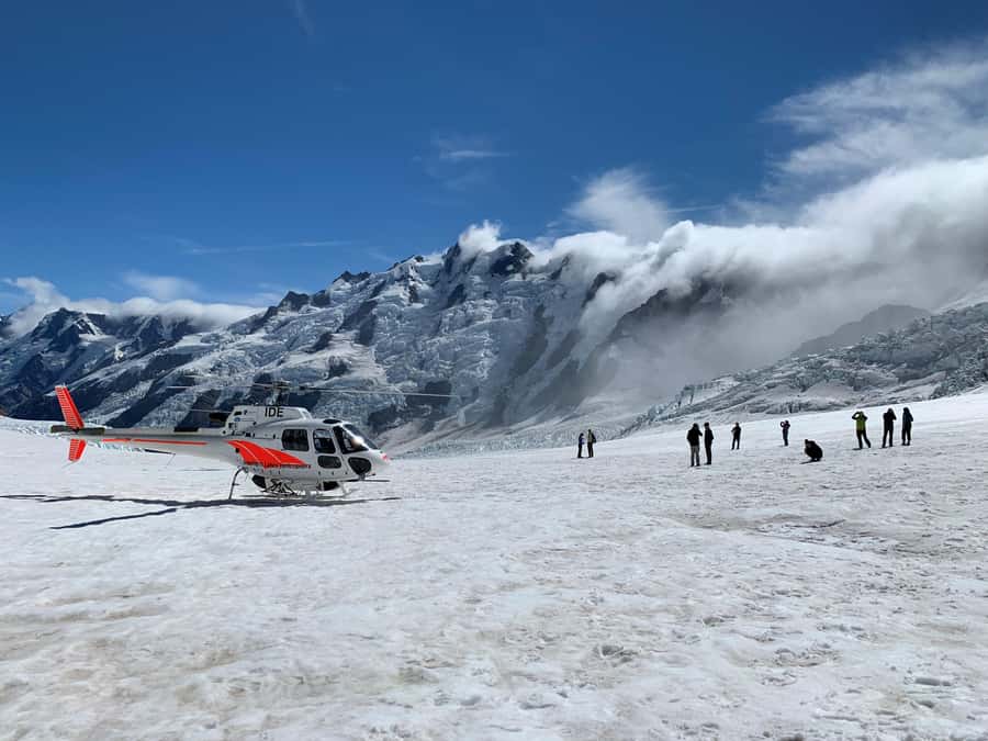 Mount Cook: Tasman Glacier & National Park Scenic Flight - Following the full length of the Tasman Glacier
