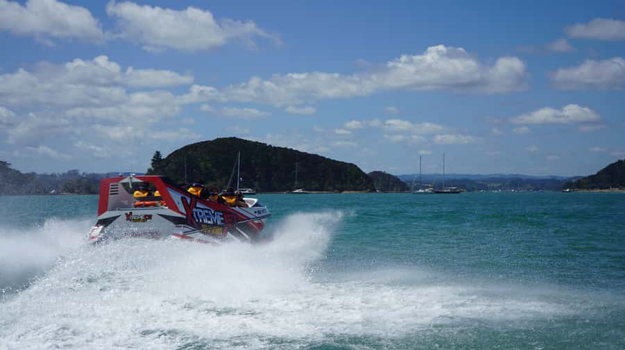 Paihia: Bay of Islands 30-minute Adventure Jet Boat Trip - Russell and the islands from the water
