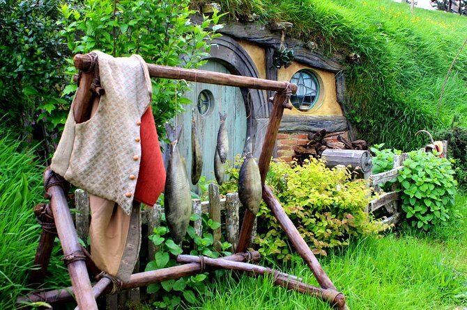 Private 3 Days Tour From Auckland: Hobbiton, Hamilton, Rotorua & Waitomo Caves - The value of a private vehicle and guide