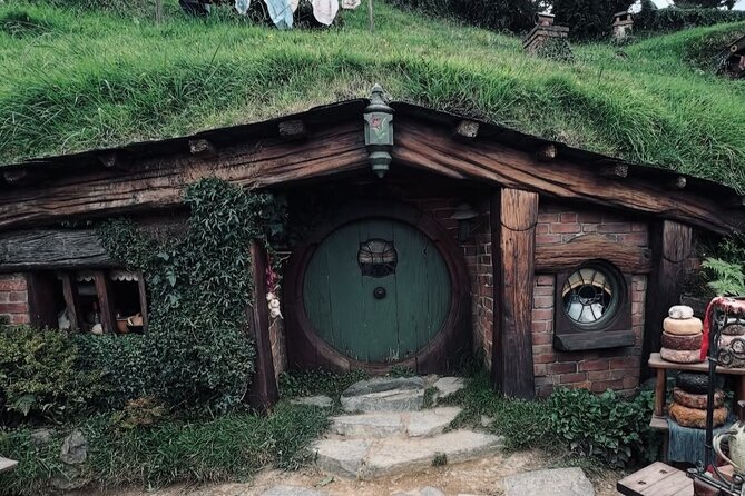 Private Hobbiton Movie Set and Rotorua Day Trip from Auckland - Wai-O-Tapu’s colors, steam, and volcanic ground