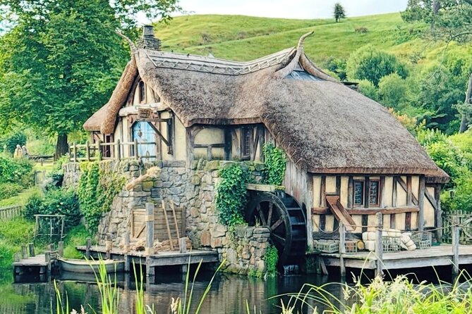 Private Hobbiton Movie Set and Rotorua Day Trip from Auckland - Te Puia combines geothermal sights and Māori culture