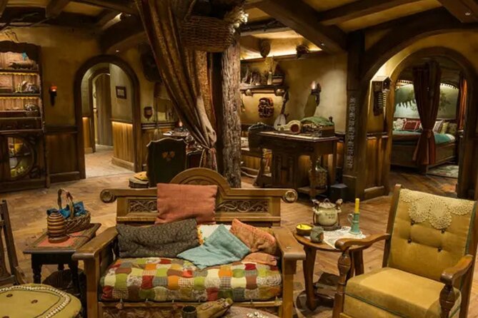 Private Hobbiton, Waitomo Caves, Blue Spring & Hamilton Transfer - The return through Hamilton and the Waikato