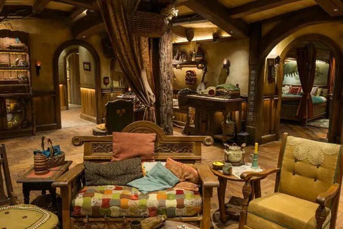 Private Hobbiton & Waitomo Caves Transfer from Auckland - Two famous North Island sights in one long day