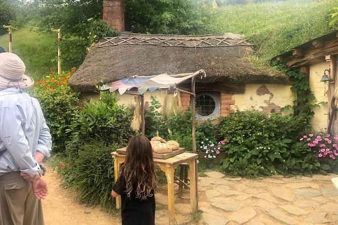 Private Luxury Tour to Hobbiton Movie Set & Waitimo Glowworm Cave - Food, comfort, and small practical details