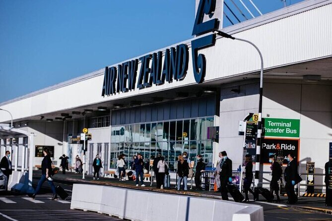 Private One-Way Transfer: Auckland Airport to Auckland City Hotel - The Toyota hybrid and luggage question