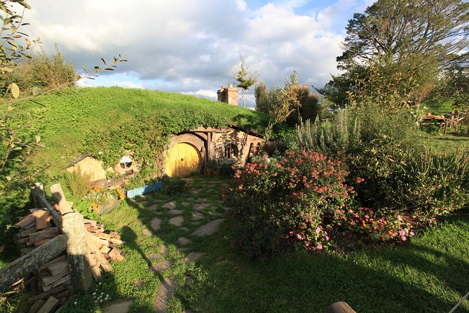Private The Hobbiton Tour - Auckland Tour House - The Green Dragon Inn, mill, and Party Tree