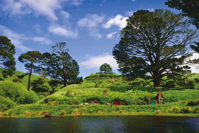 Private tour - Hobbiton Movie Set Evening Banquet Return from Auckland - Who will enjoy this ten-hour outing