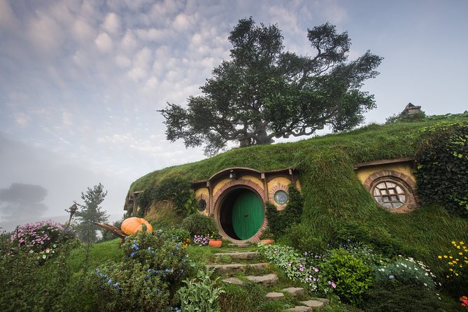 Private Tour: Hobbiton & Waitomo Glowworm Cave Experience - Lunch and the pause between attractions