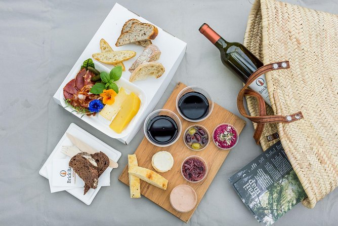 Private Tour - Horse Riding, Wine Tasting and Art Trail - The art trail and New Zealand culture