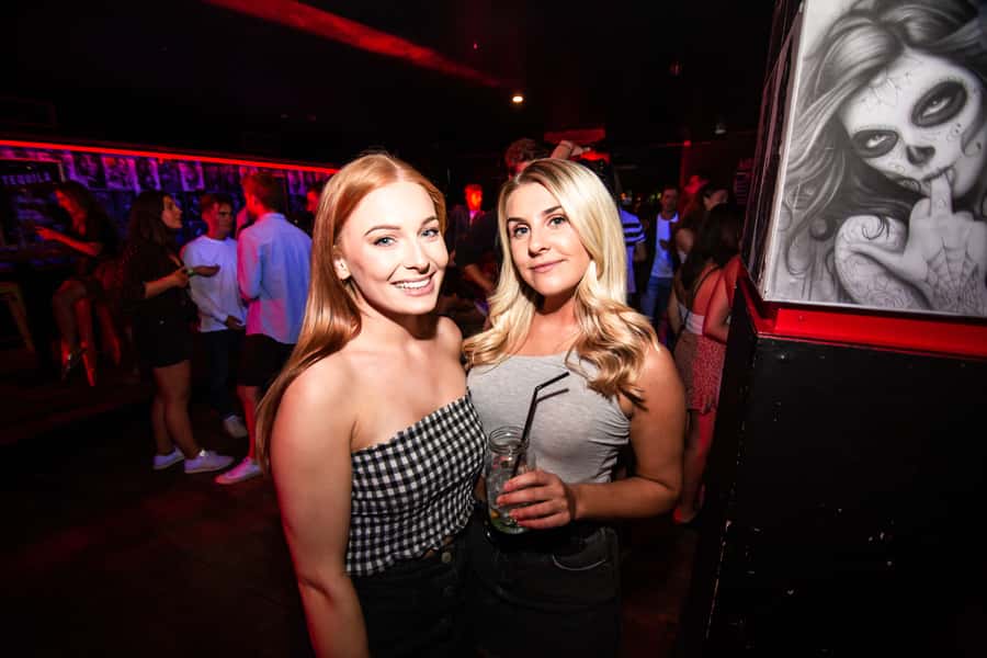 Queenstown: Bar Crawl with 5 Free Shots and Pizza - Starting at The London Bar at 9 PM