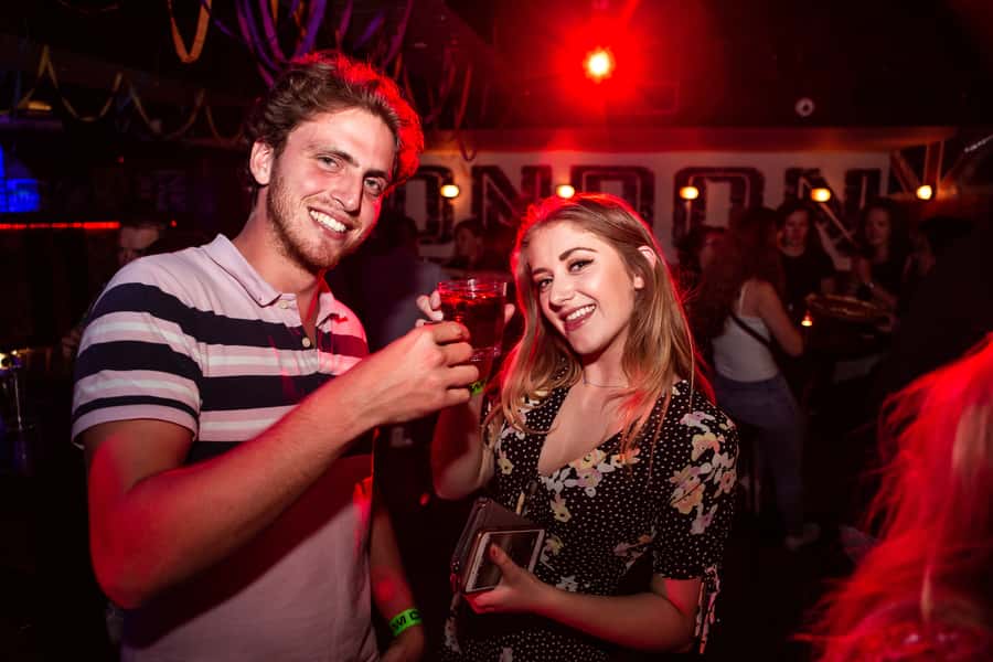 Queenstown: Bar Crawl with 5 Free Shots and Pizza - Who should book the Queenstown crawl?