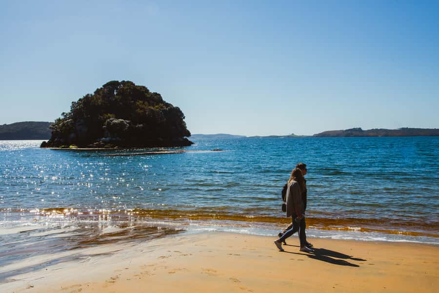 Queenstown: Day Trip to Stewart Island via Scenic Flight - Eating lunch at Kai Kart