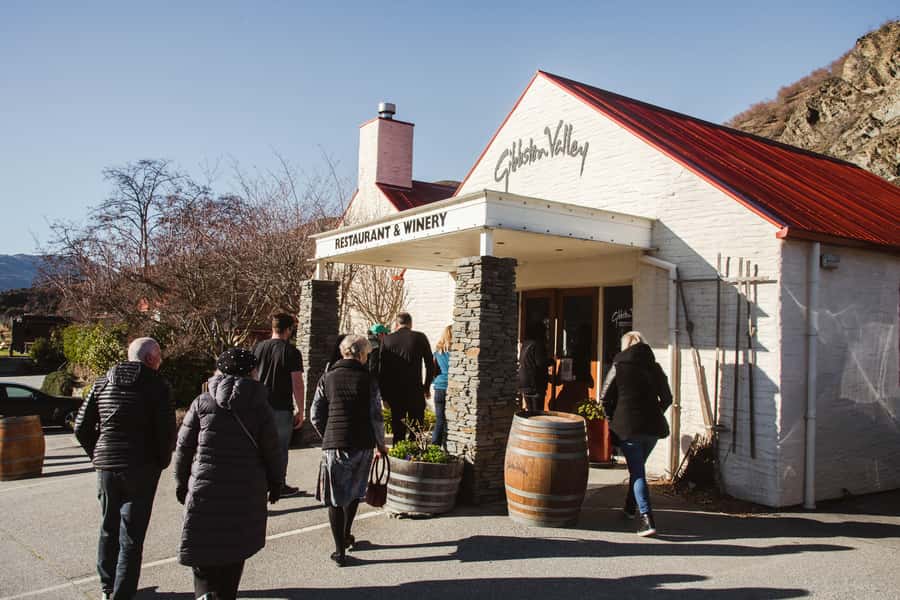 Queenstown: Helicopter & Wine Tasting Tour - Kinross Cottages and the lunch break