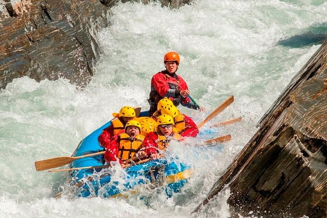 Queenstown Kawarau River Rafting and Jet Boat - Grade 2 to 3 rapids keep the rafting approachable