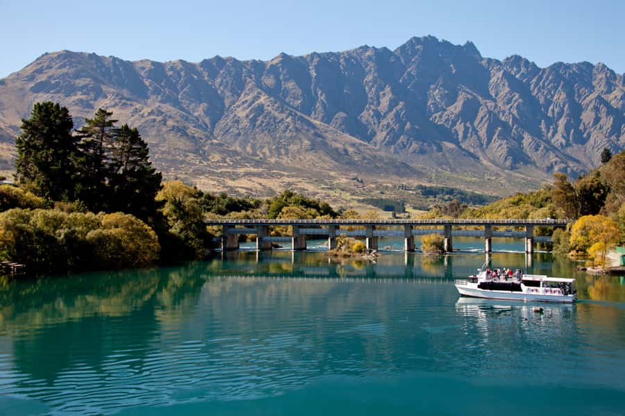 Queenstown: Lake Wakatipu Scenic Cruise - A captain who does more than steer