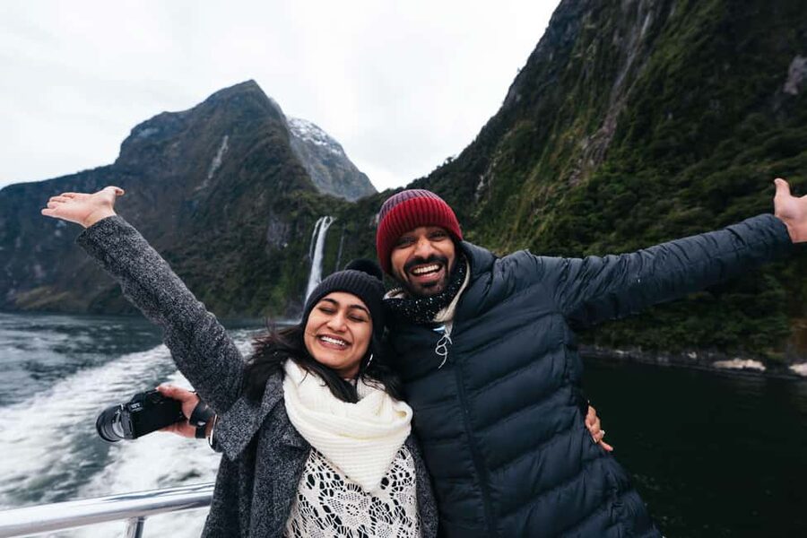 Queenstown: Milford Sound Coach & Cruise Full-Day Trip - What the guides add to the day