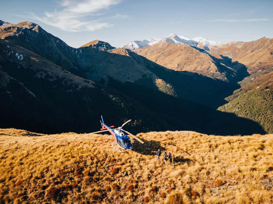 Queenstown: Pilot's Choice Helicopter Tour & Alpine Landing - Eight minutes over Lake Wakatipu and Queenstown