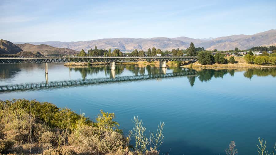 Queenstown: Private Day Trip to Wanaka, Arrowtown & More - What the guide adds