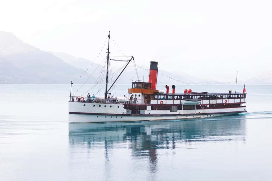 Queenstown: Queenstown Lake Cruise and Walter Peak Farm Tour - A lake crossing with a farm visit at the other end