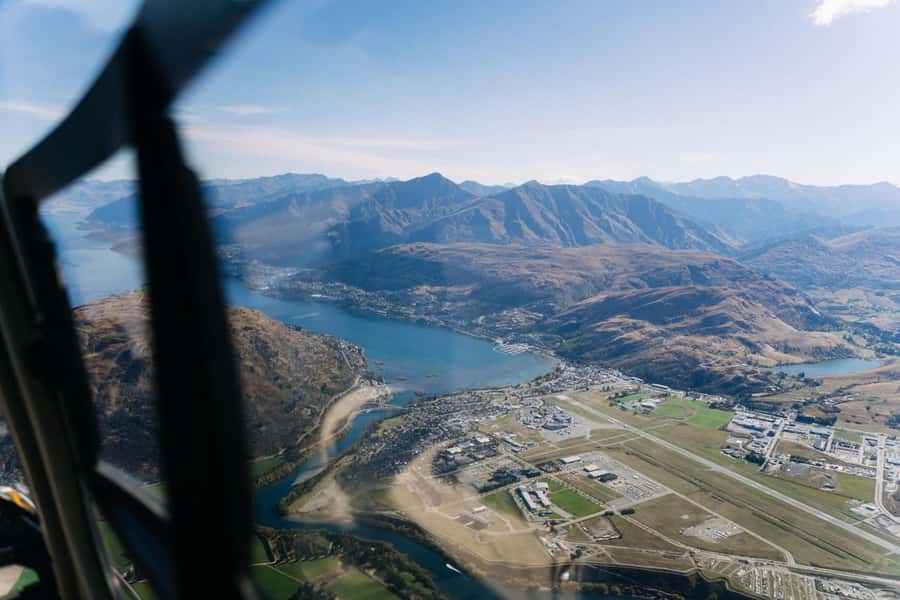 Queenstown: Remarakbles Helicopter Tour with Alpine Landing - Queenstown and Lake Whakatipu from above