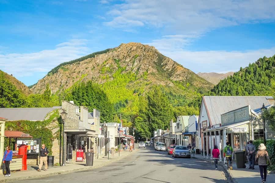 Queenstown: Scenic Highlights, Tour with Wine & Lake Cruise - The Lake Hayes drive back toward Queenstown