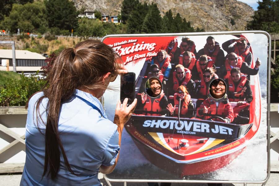 Queenstown: Scenic Highlights, Tour with Wine & Lake Cruise - Starting above Queenstown with the big view