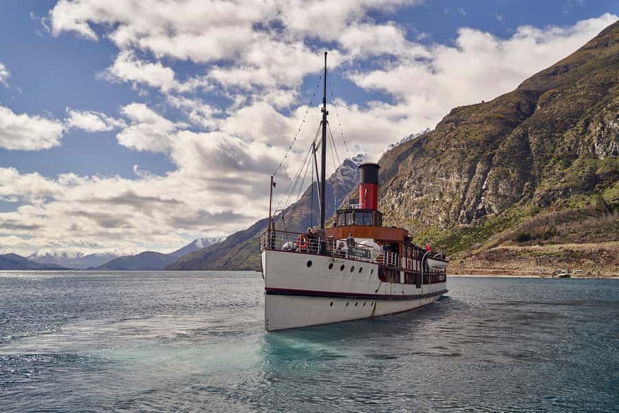 Queenstown: TSS Earnslaw Cruise of Lake Whakatipu - Lake Whakatipu from the water
