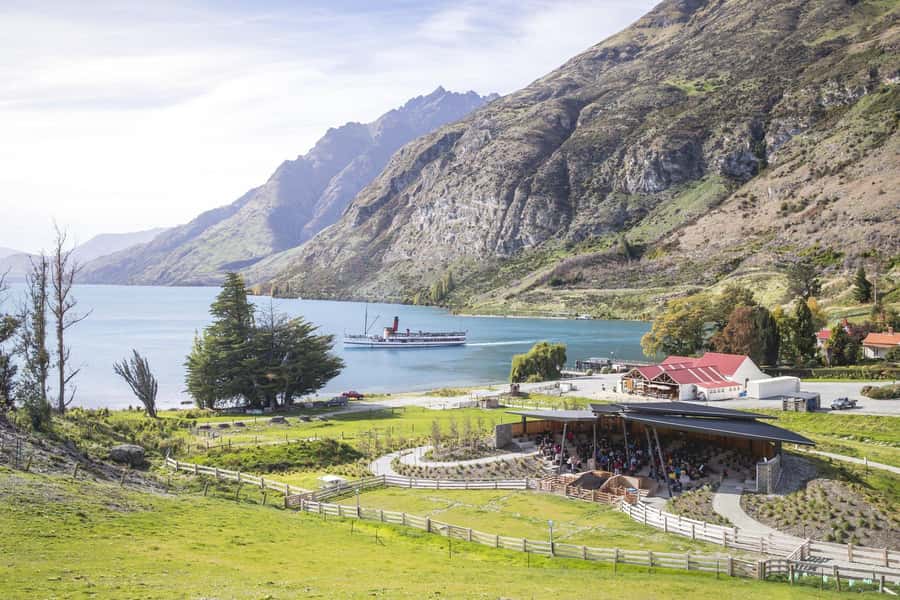 Queenstown: Walter Peak Gourmet BBQ & Lake Whakatipu Cruise - How busy is the experience?