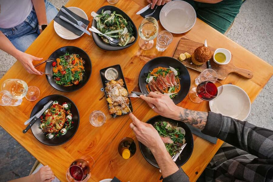 Queenstown: Wine & Food Tour, Scenic Tastings & Paired Lunch - Meeting your van in central Queenstown