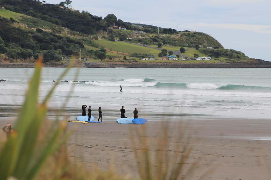 Raglan: Group Surf Lesson - Learning to paddle and stand