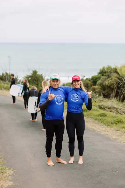 Raglan: Private Surf lesson 2:1 - Meeting the school at Ngarunui Beach
