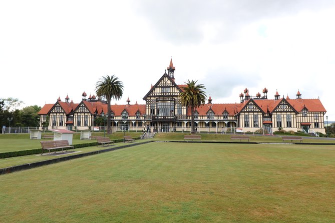 Rotorua and Waitomo Caves Day Trip from Auckland -Smaller Groups - A quick look at Lake Rotorua