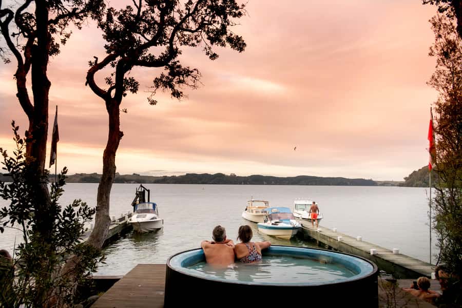 Rotorua: Evening Starlight Gourmet Kayak Tour with dinner - A cooked BBQ with a Kiwi touch