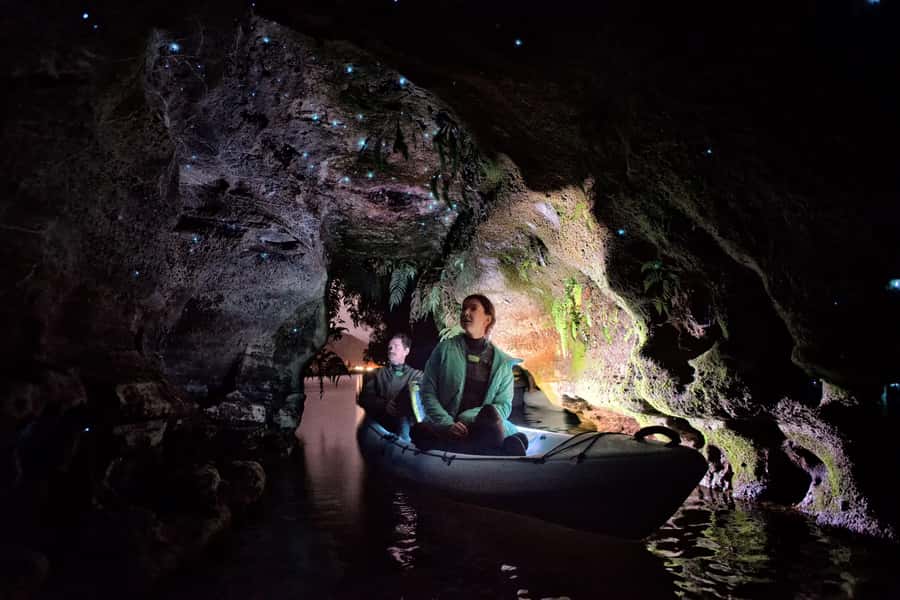 Rotorua: Glow Worm Kayak Tour - From Rotorua iSite to the lake shore