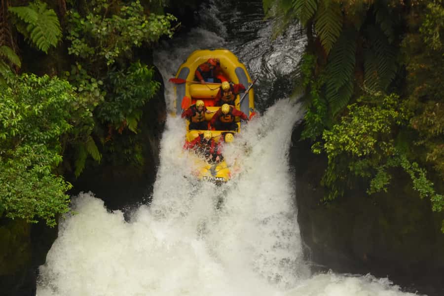 Rotorua: Kaituna Rafting & Mt. Tarawera Guided Hike Combo - Walking into the volcanic crater