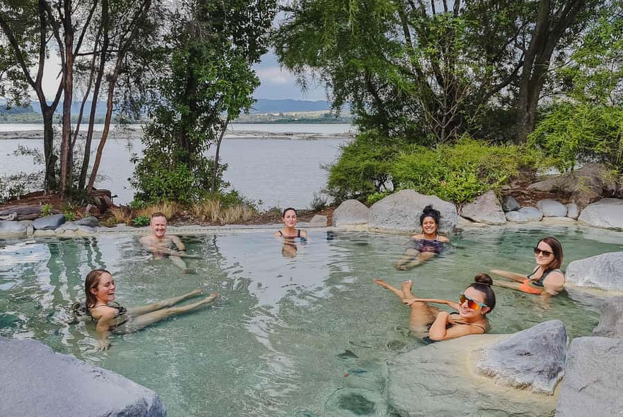 Rotorua Lake: Deluxe Lake Spa Geothermal Hot Spring Bathing - Heated recliners are more useful than they sound
