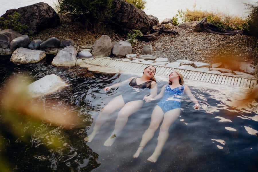 Rotorua Lake: Deluxe Lake Spa Geothermal Hot Spring Bathing - Changing facilities keep the visit simple