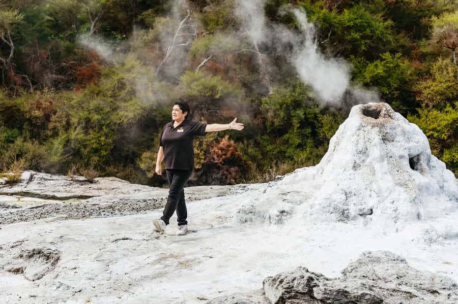 Rotorua: Wai-O-Tapu Geothermal Park Entry Ticket - Getting there and handling the separate geyser stop