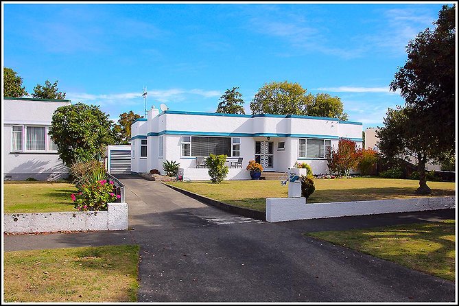 Small group - Napier City & Art Deco Tour, 2 hours - What the small-group format really means