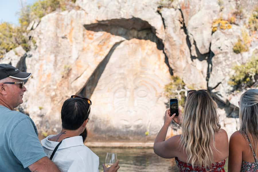 Taupo: Māori Rock Carvings Lake Taupo Catamaran Tour - Reaching the Māori Rock Carvings