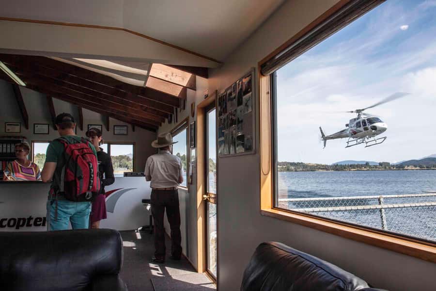 Te Anau: 30-Minute Fiordland National Park Scenic Flight - Stepping out beside a mountain tarn